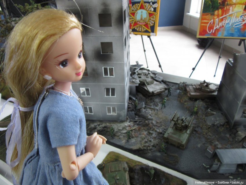 Хелена на выставке детских работ