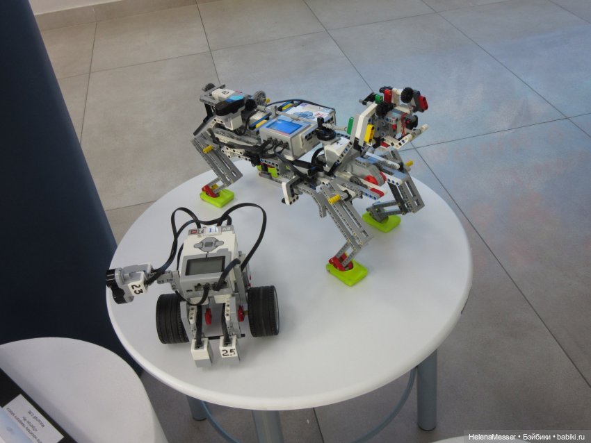 Хелена на выставке детских работ