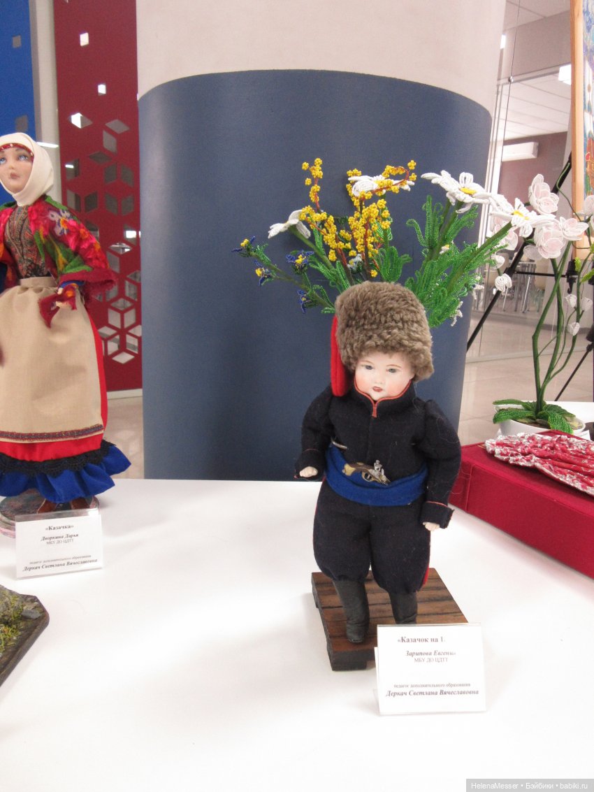 Хелена на выставке детских работ