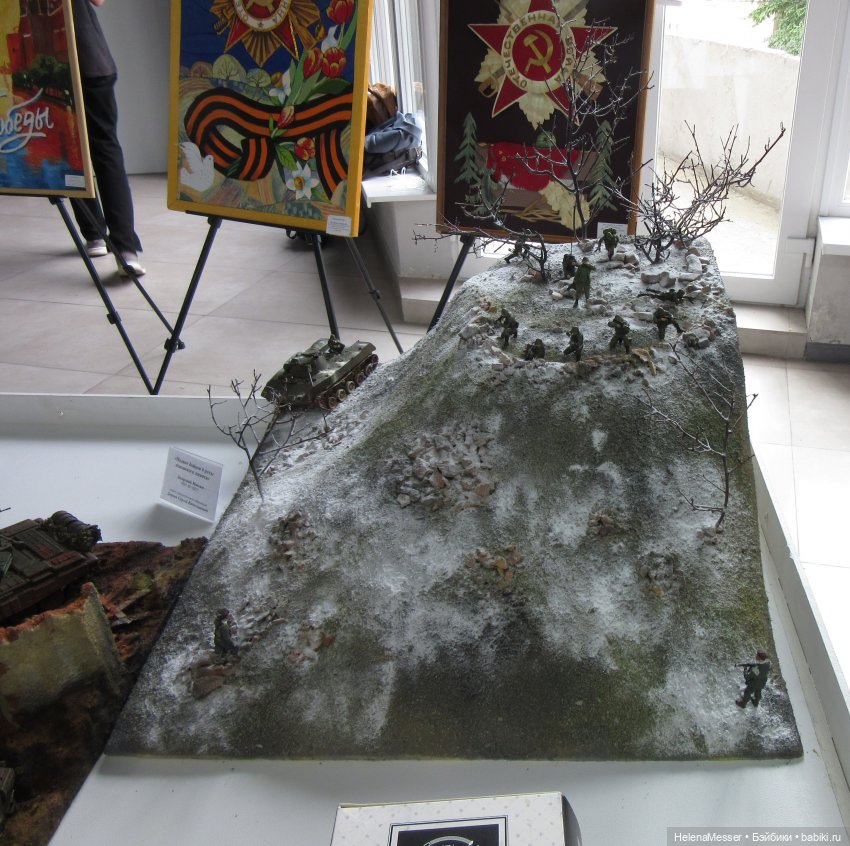 Хелена на выставке детских работ