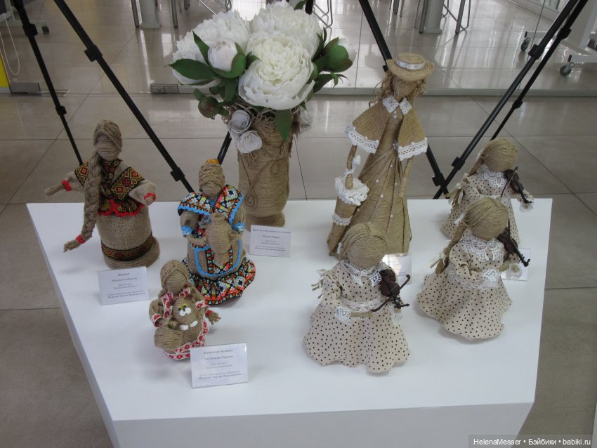 Хелена на выставке детских работ