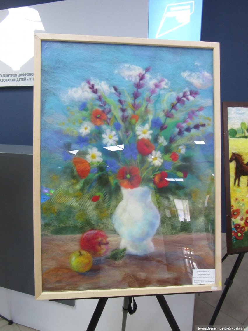 Хелена на выставке детских работ