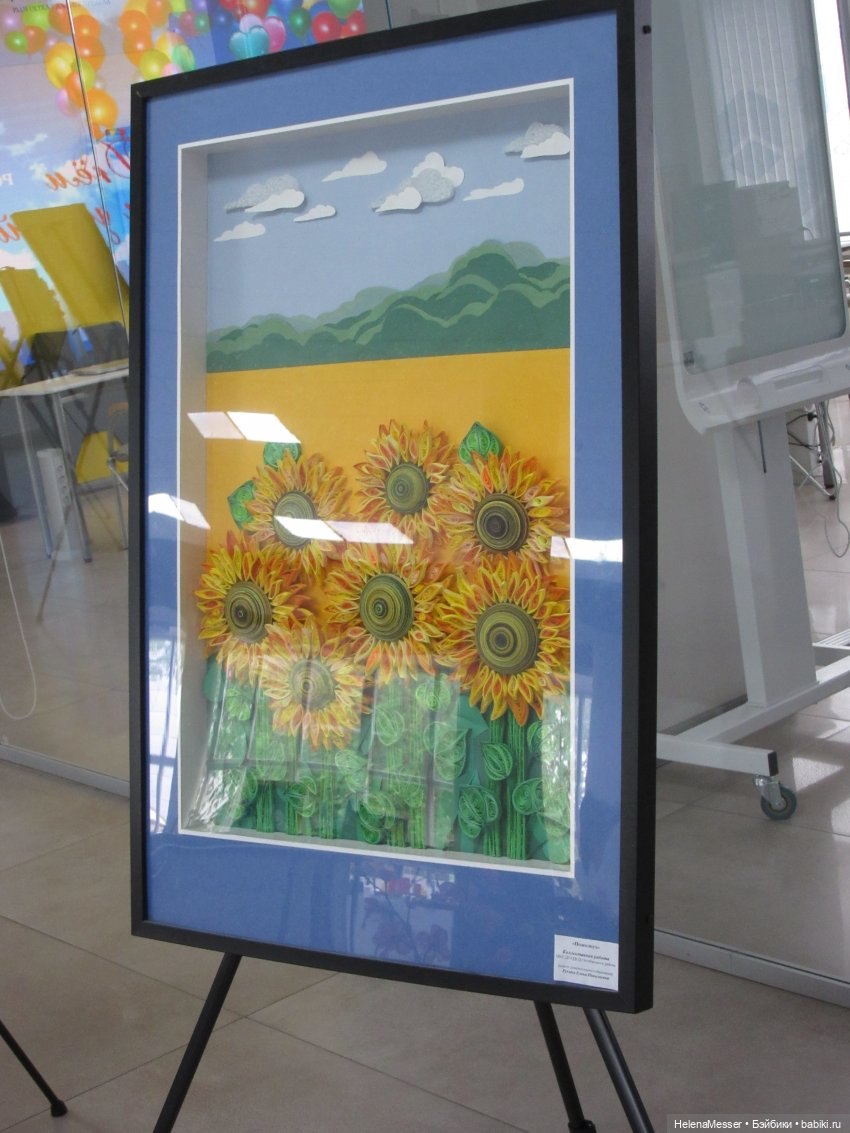 Хелена на выставке детских работ (фото 10)