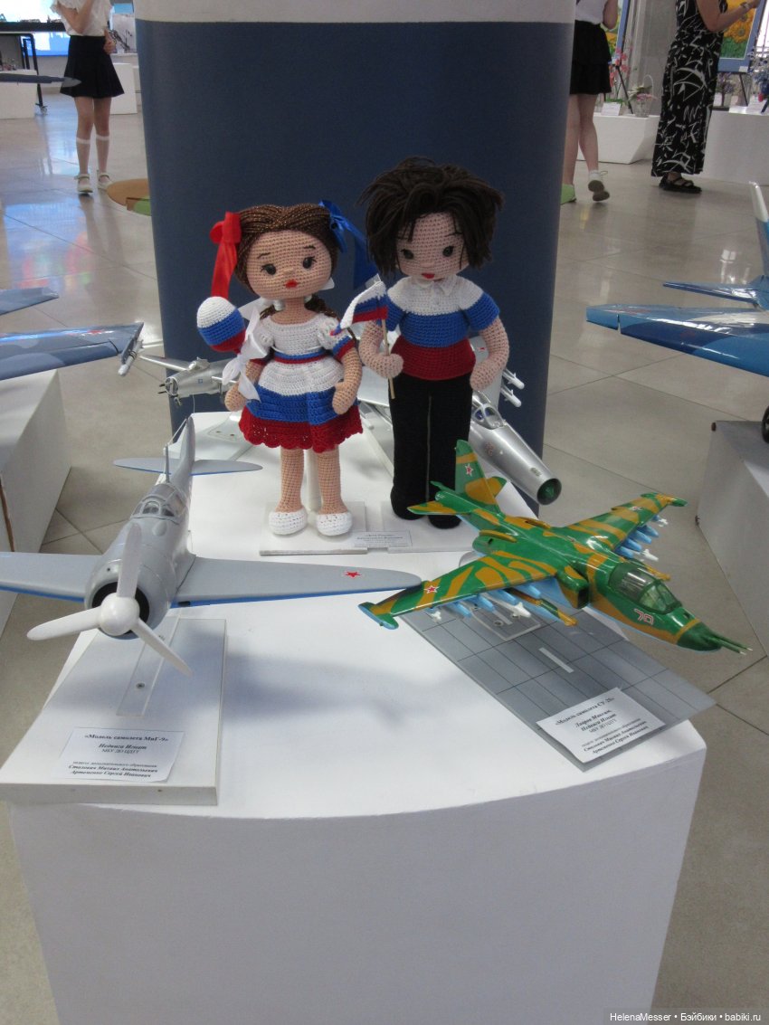 Хелена на выставке детских работ