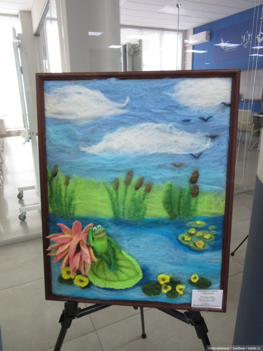 Хелена на выставке детских работ