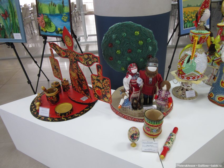 Хелена на выставке детских работ