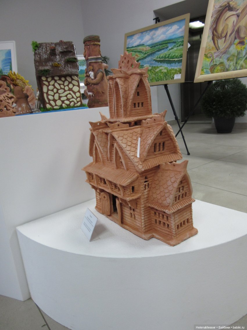 Хелена на выставке детских работ