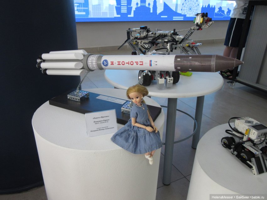 Хелена на выставке детских работ