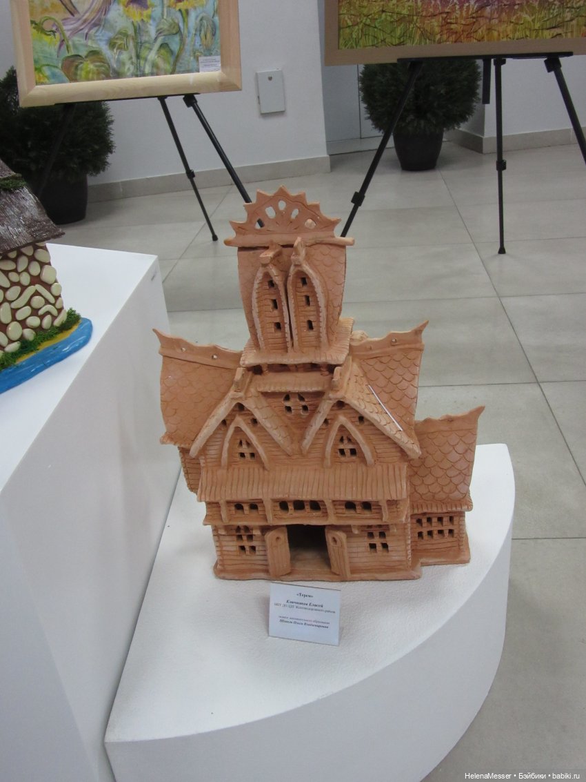 Хелена на выставке детских работ