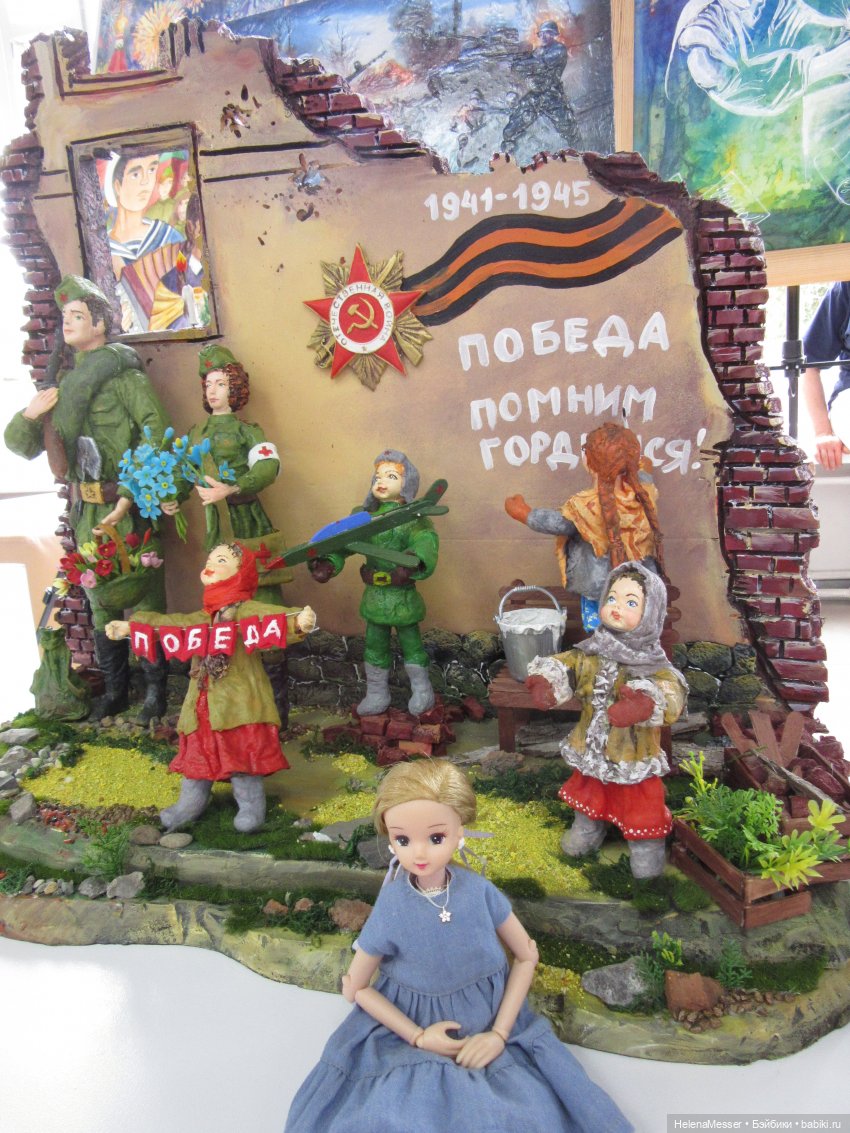 Хелена на выставке детских работ