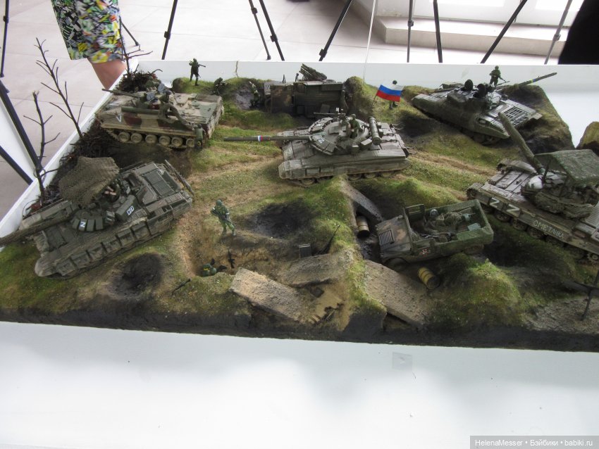 Хелена на выставке детских работ