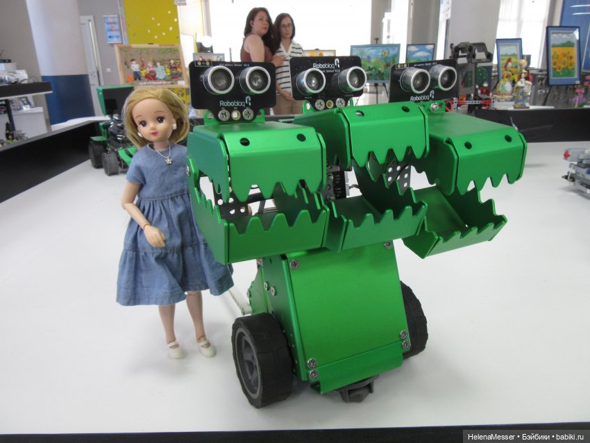 Хелена на выставке детских работ