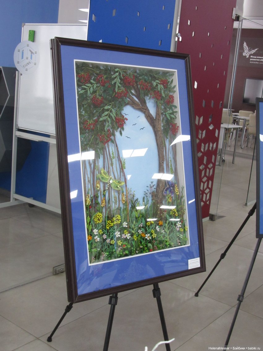 Хелена на выставке детских работ