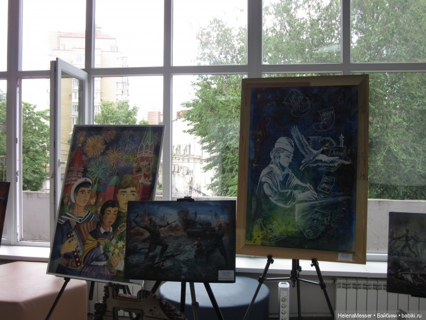 Хелена на выставке детских работ