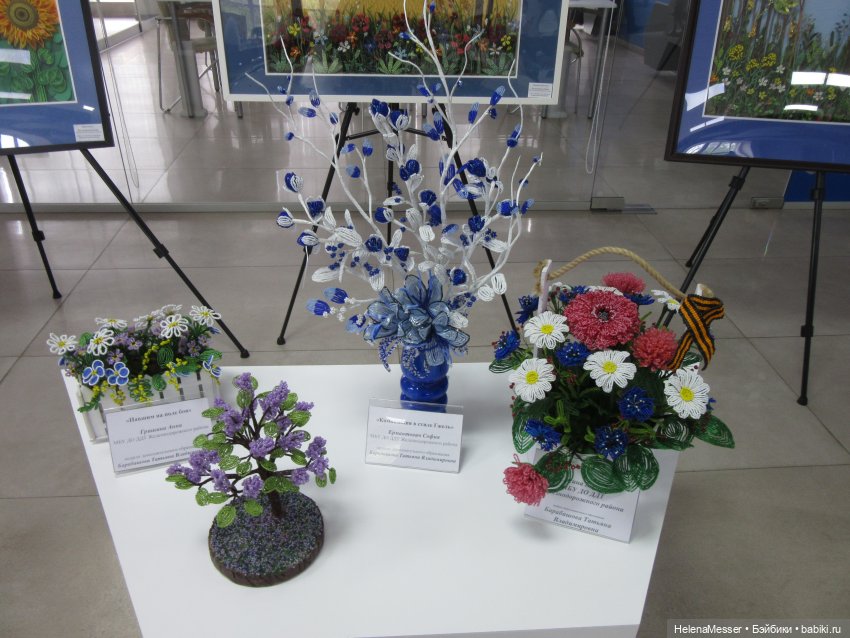 Хелена на выставке детских работ