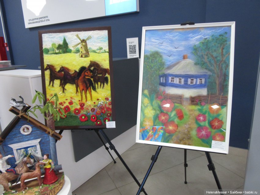 Хелена на выставке детских работ