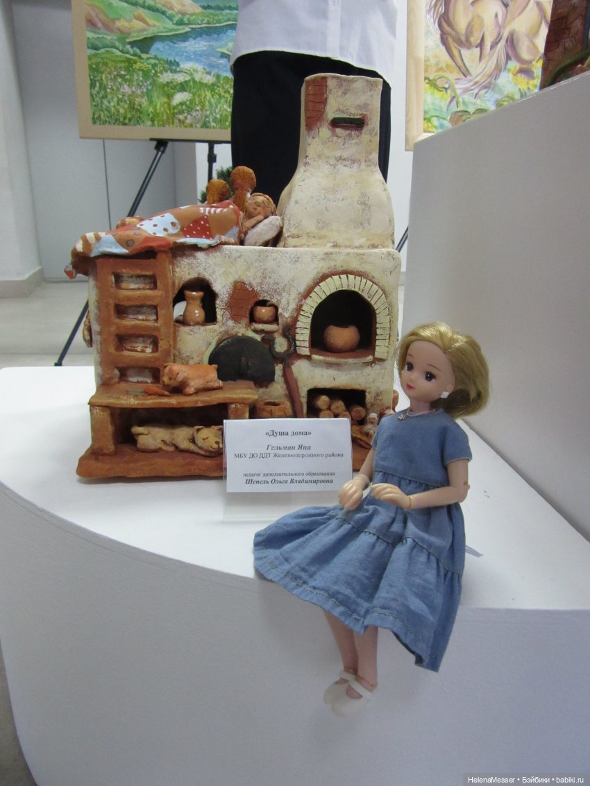 Хелена на выставке детских работ