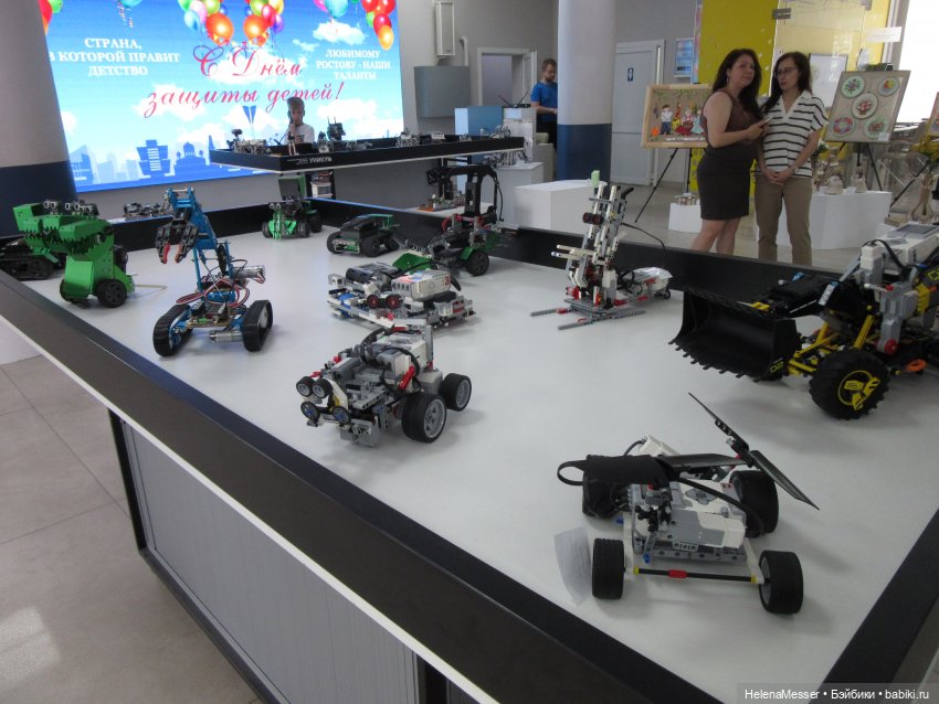 Хелена на выставке детских работ