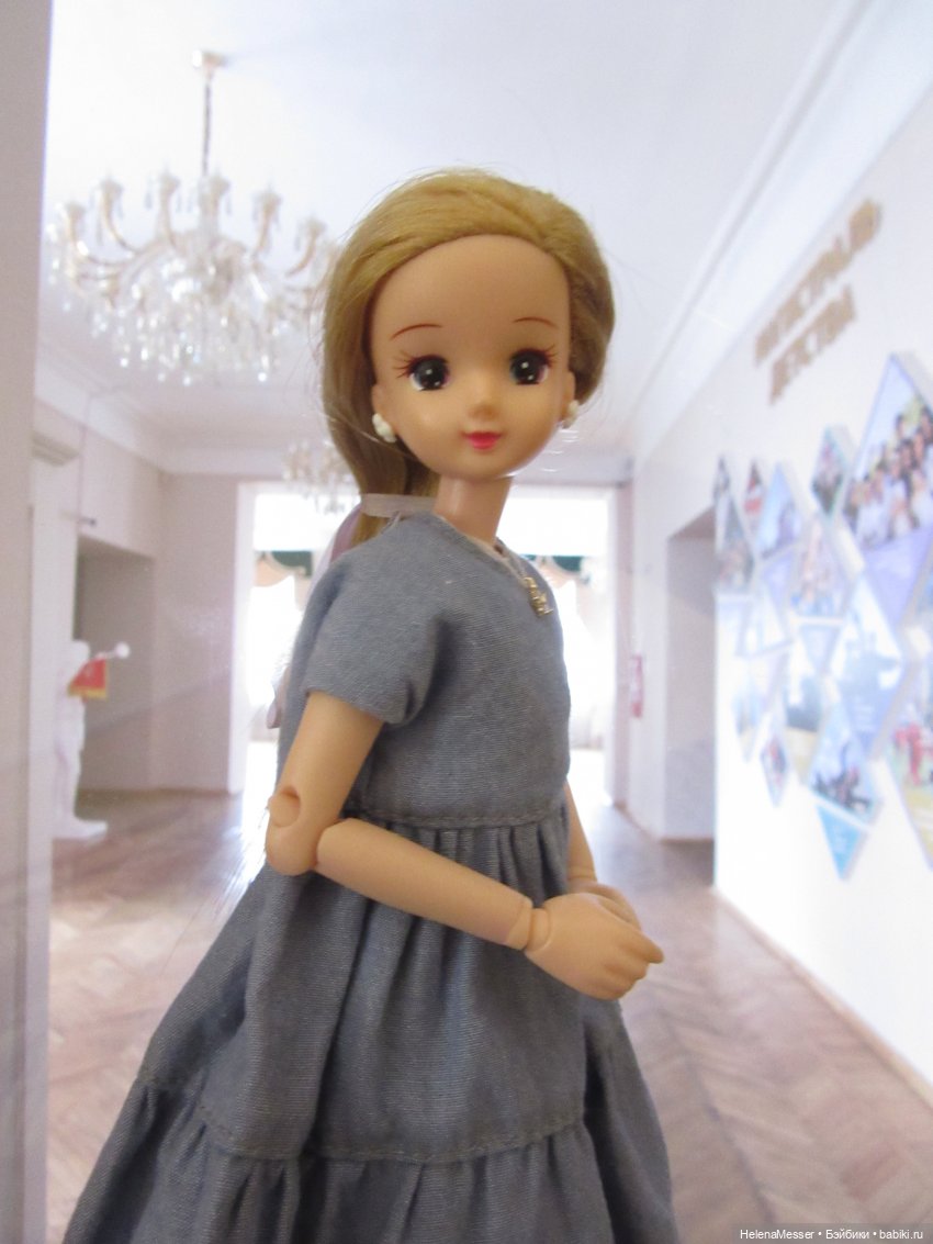 Хелена на выставке детских работ