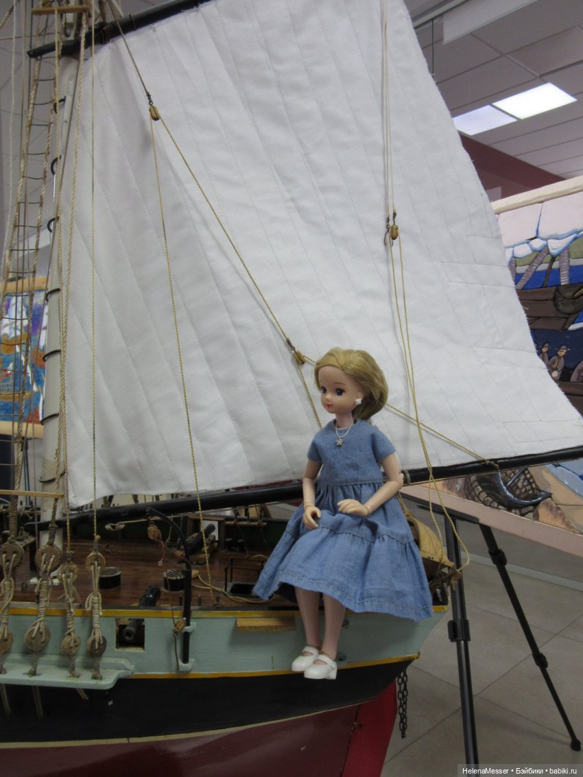 Хелена на выставке детских работ