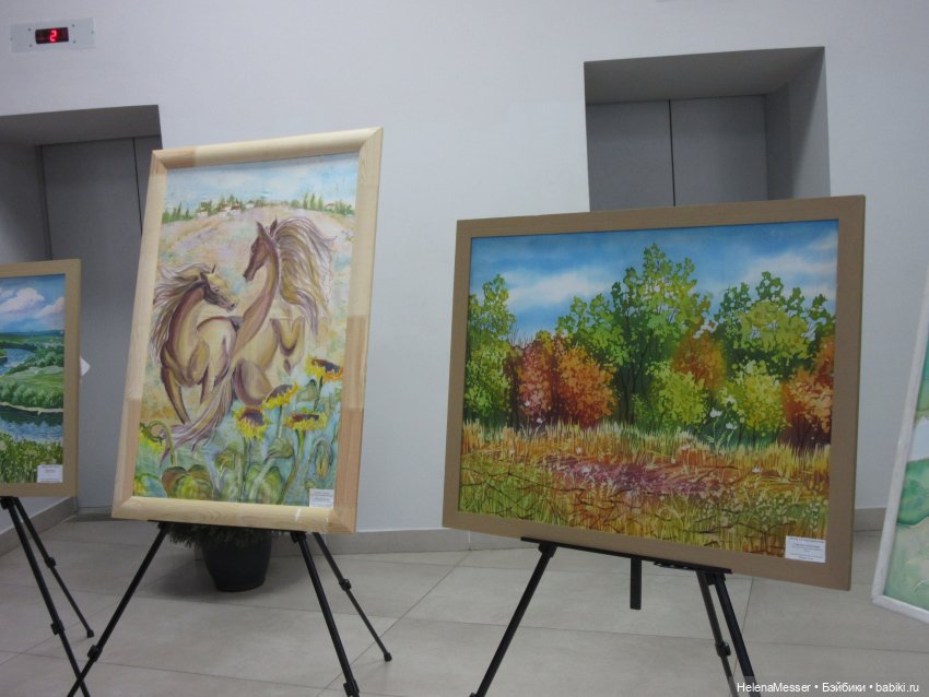 Хелена на выставке детских работ