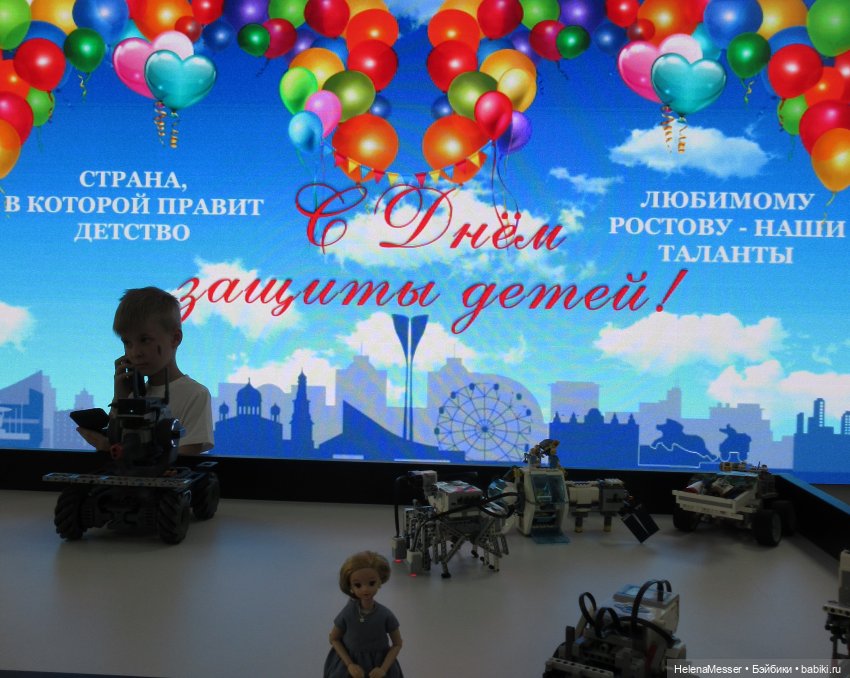 Хелена на выставке детских работ (фото 2)