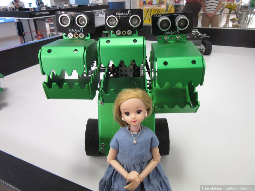 Хелена на выставке детских работ