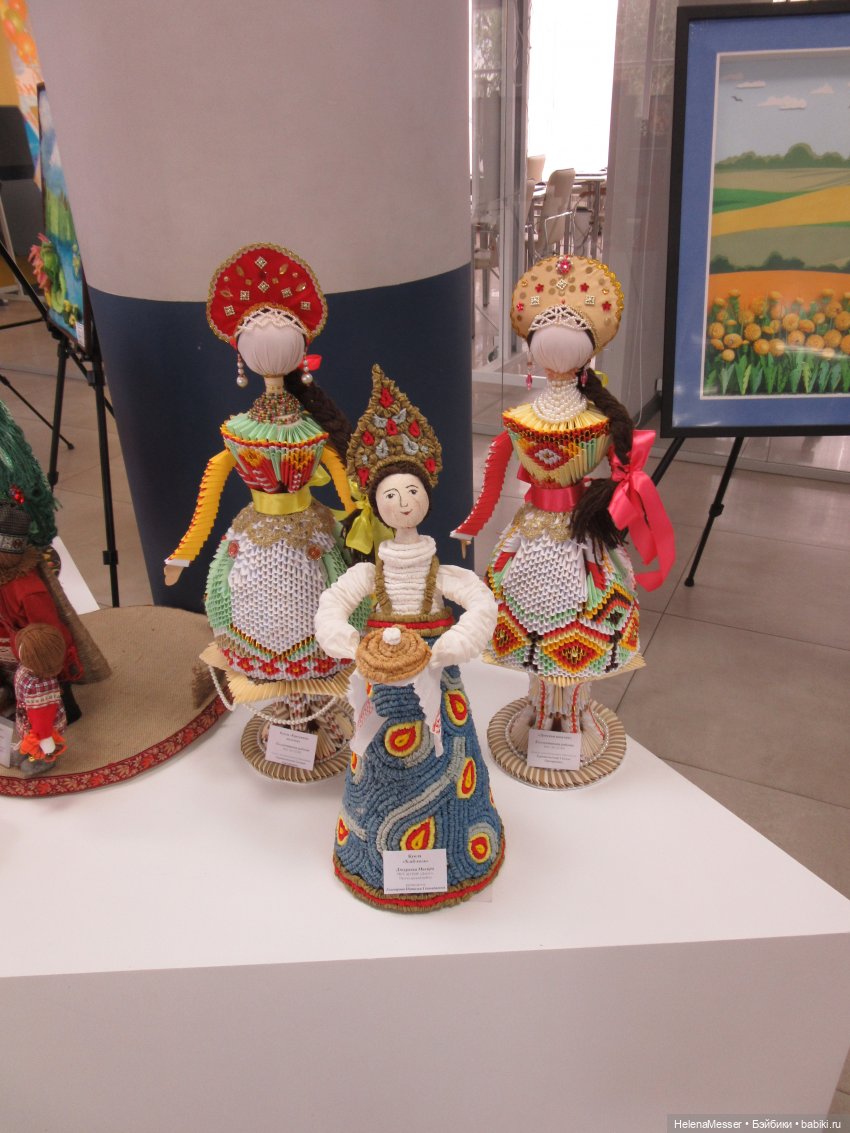 Хелена на выставке детских работ