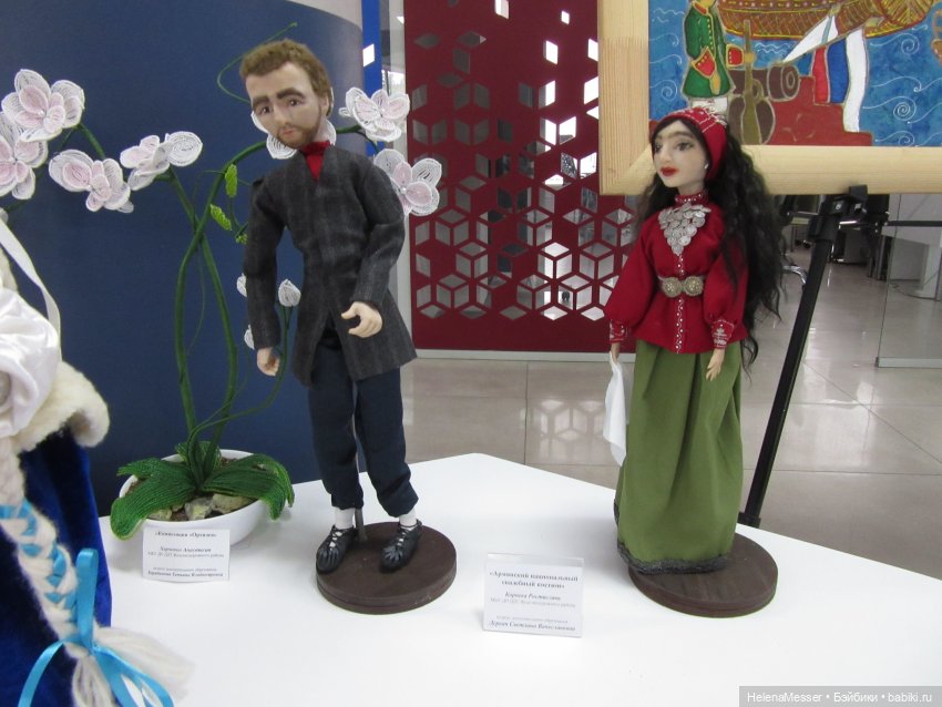 Хелена на выставке детских работ