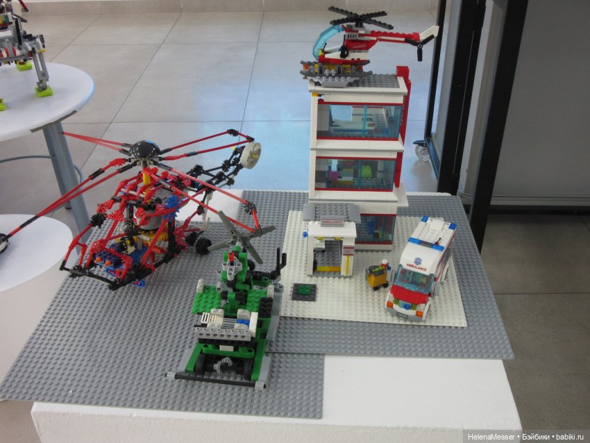 Хелена на выставке детских работ