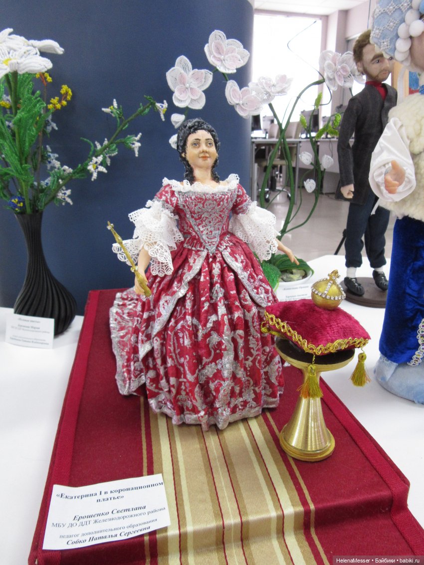 Хелена на выставке детских работ