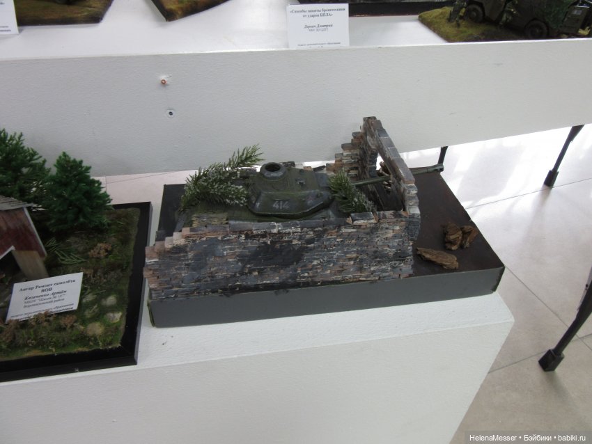 Хелена на выставке детских работ