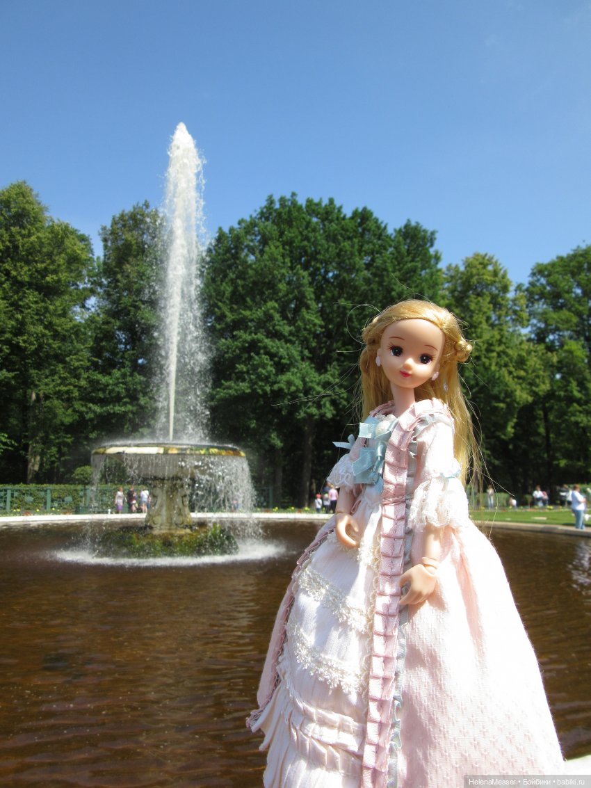 Жаркая мечтательность Хелены в Петергофе (фото 10)