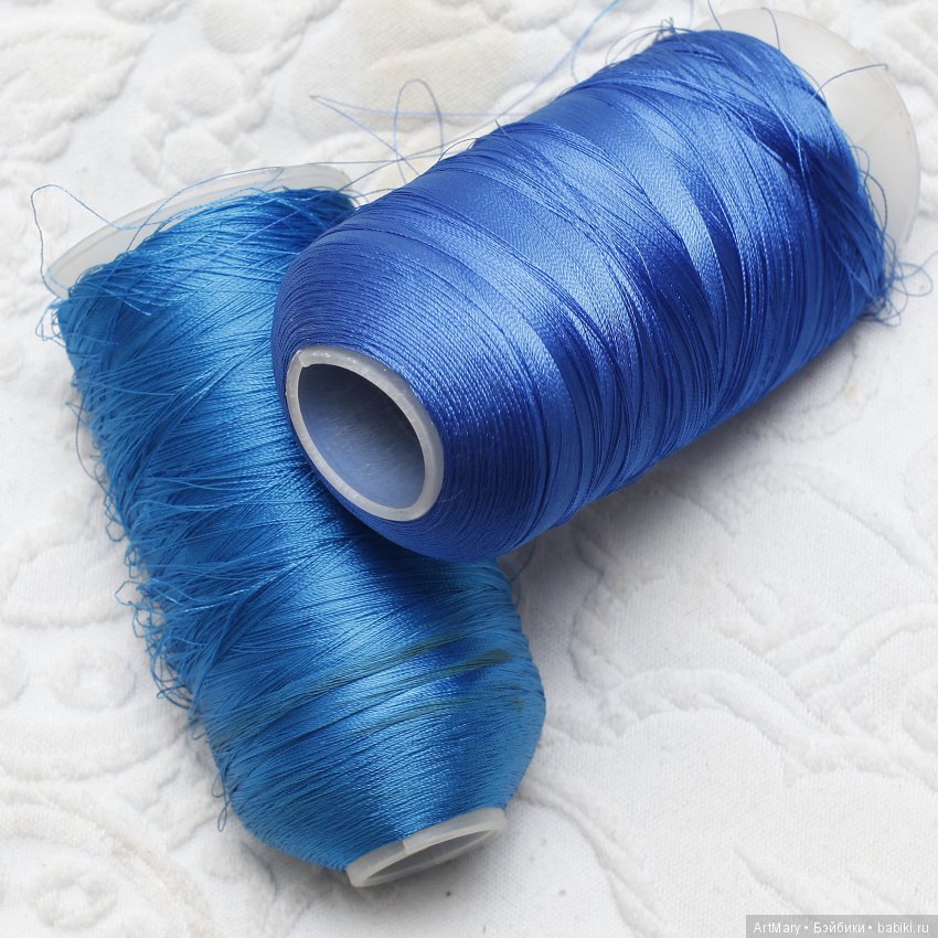 Голубая нитка. Синие нитки. Голубая нить. Синяя пряжа. Синяя текстильная пряжа.