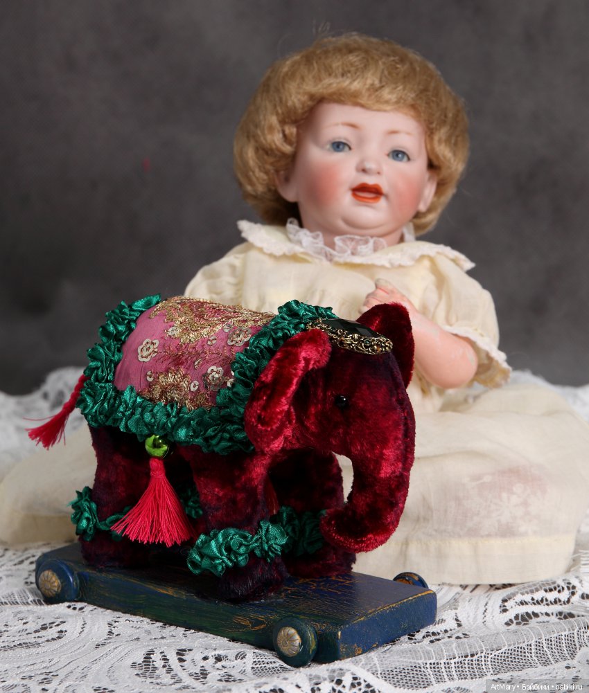 Слоник - друг антикварных кукол