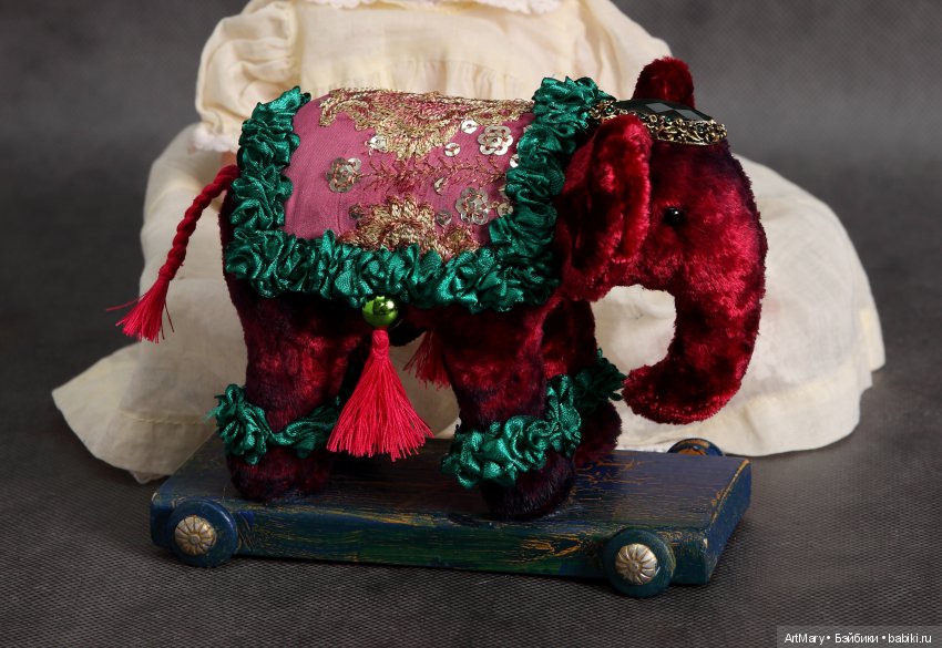 Слоник - друг антикварных кукол