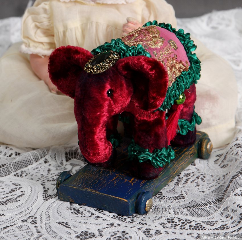 Слоник - друг антикварных кукол