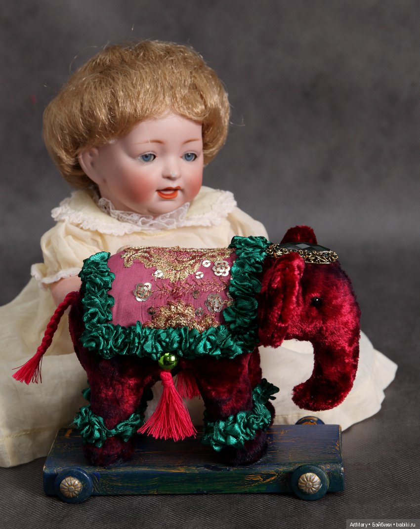 Слоник - друг антикварных кукол