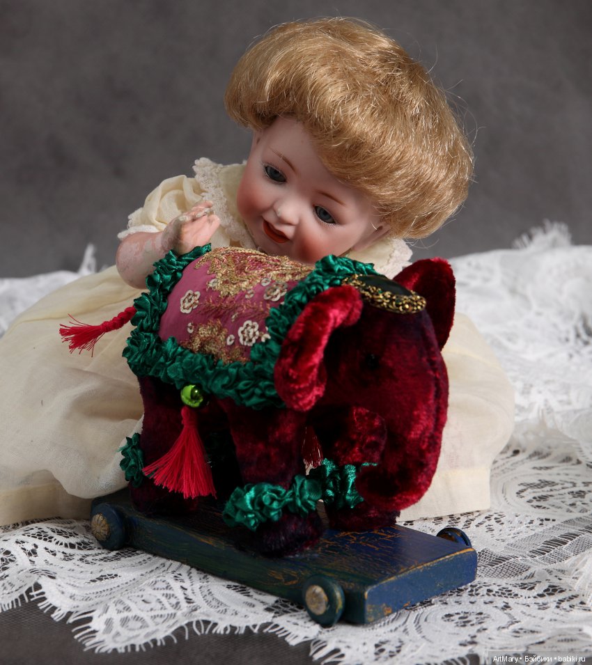 Слоник - друг антикварных кукол