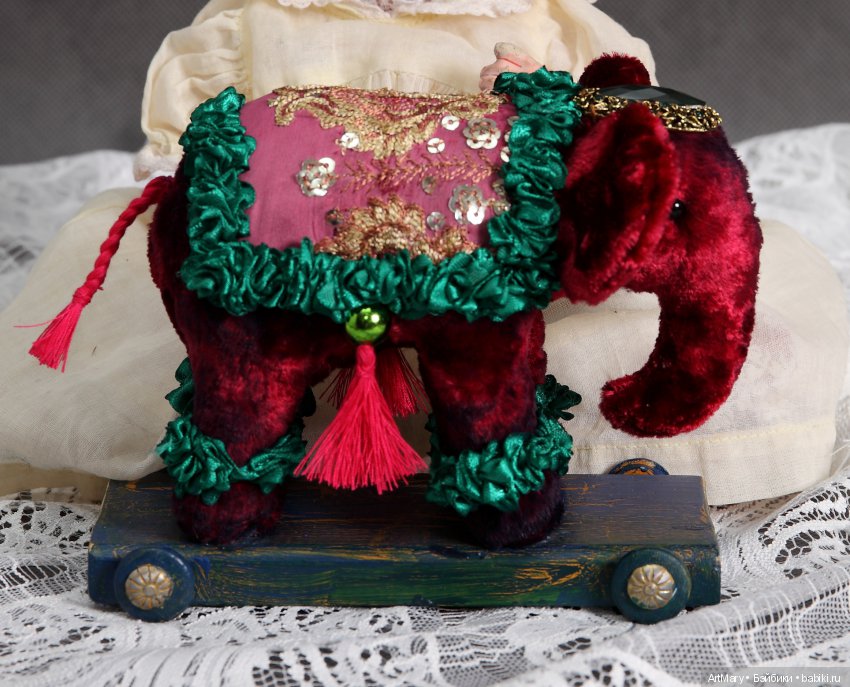 Слоник - друг антикварных кукол