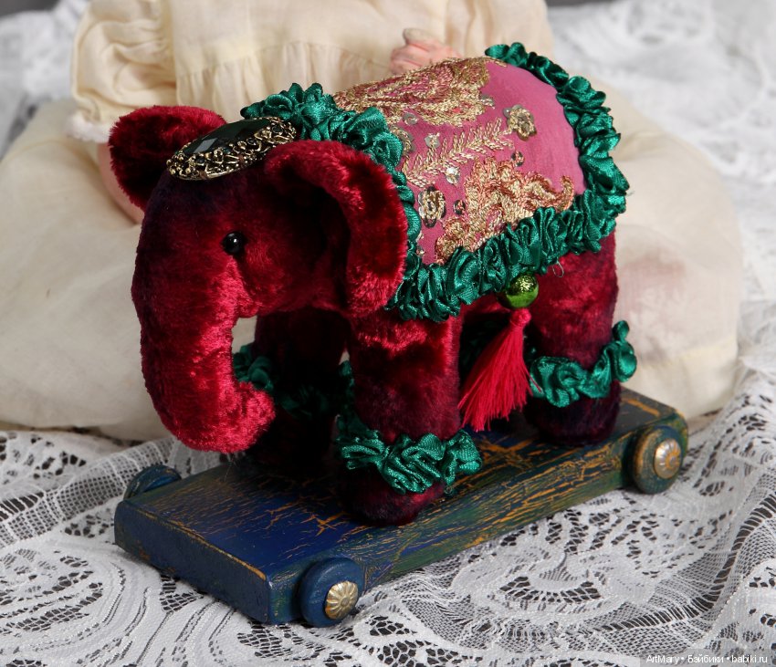 Слоник - друг антикварных кукол