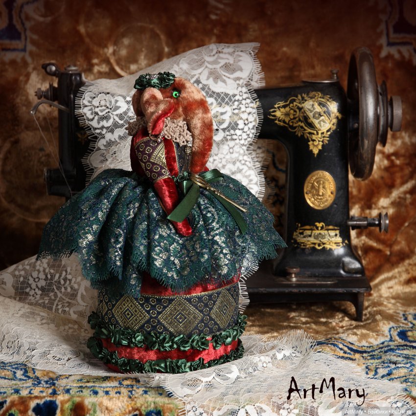 Игольницы-держатели для брошей Мышильда и Елизавета