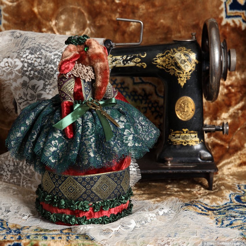 Игольницы-держатели для брошей Мышильда и Елизавета