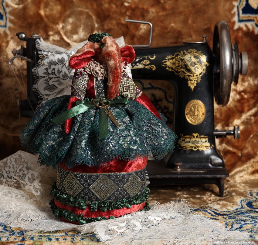 Игольницы-держатели для брошей Мышильда и Елизавета