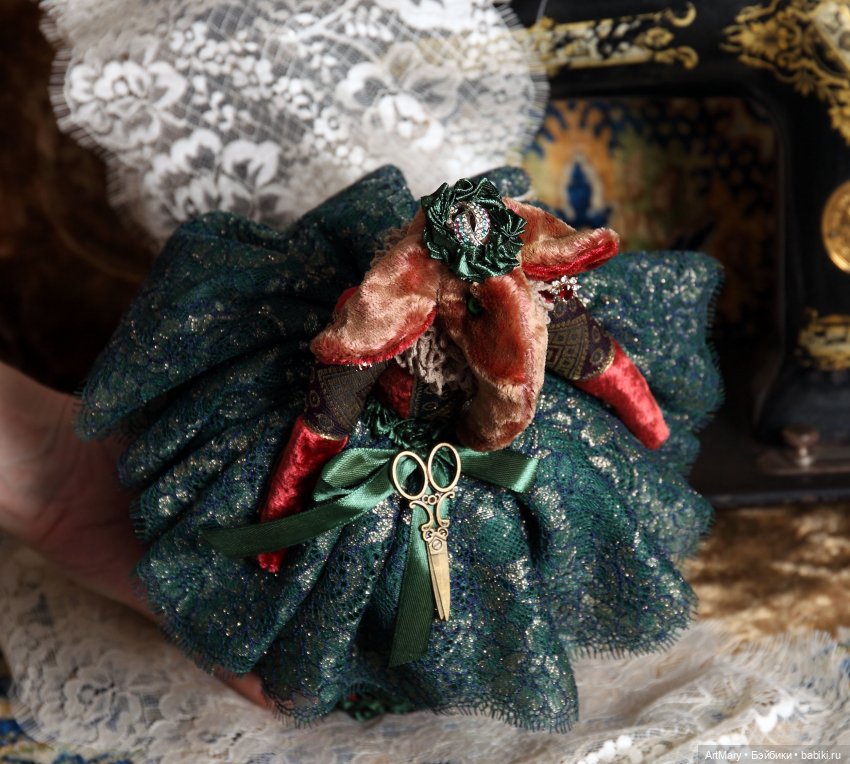 Игольницы-держатели для брошей Мышильда и Елизавета