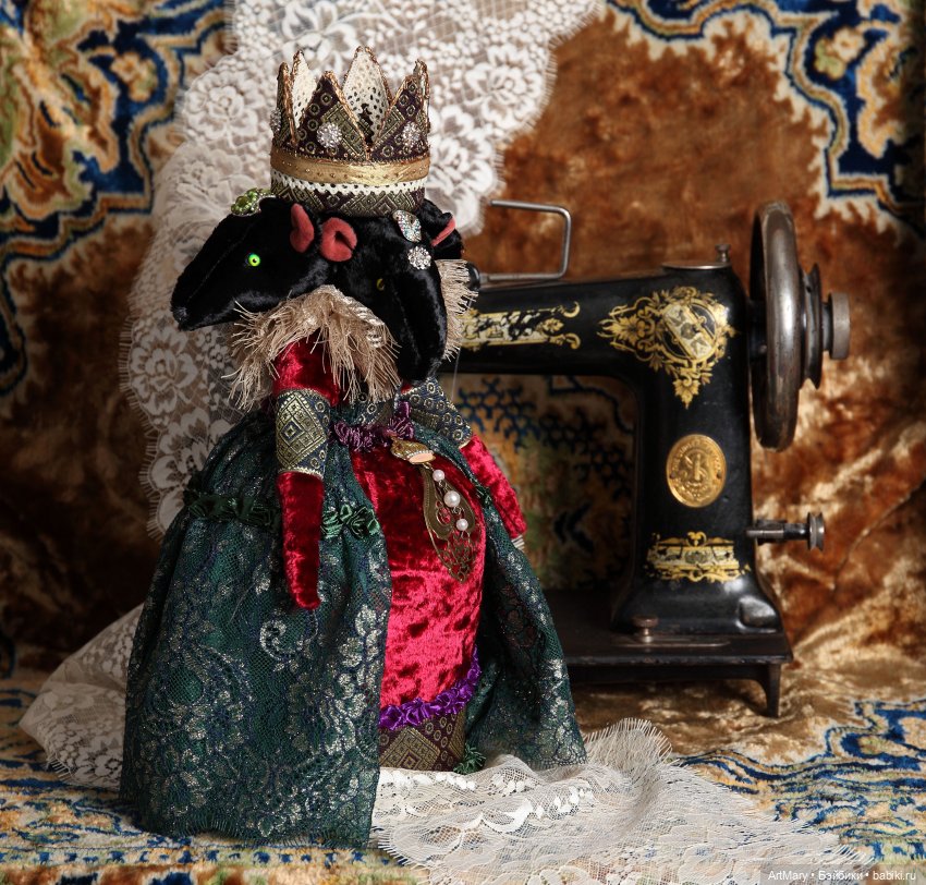 Игольницы-держатели для брошей Мышильда и Елизавета (фото 6)