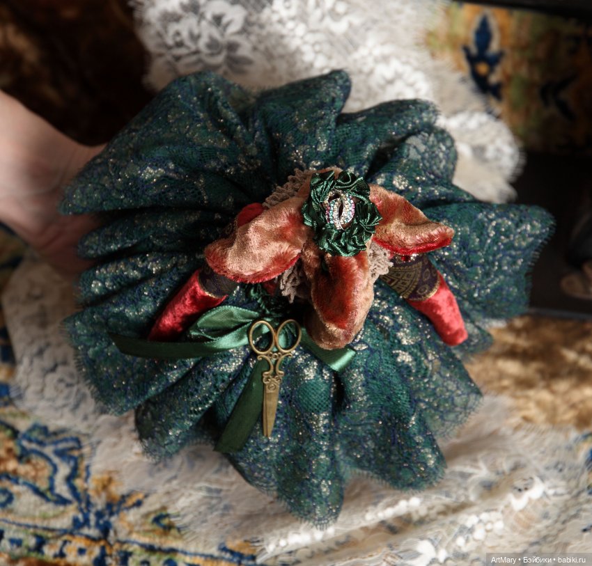 Игольницы-держатели для брошей Мышильда и Елизавета