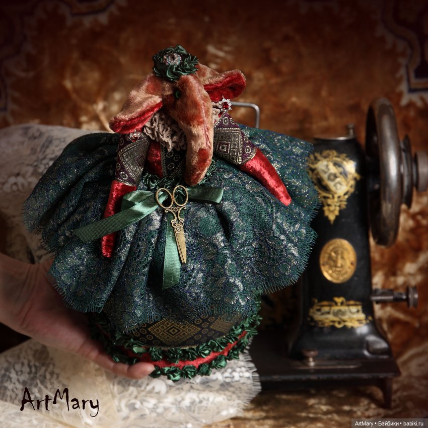 Игольницы-держатели для брошей Мышильда и Елизавета