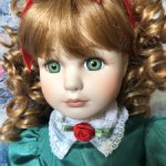 Кукла фарфоровая, в зелёном