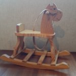 Деревянная лошадка-качалка